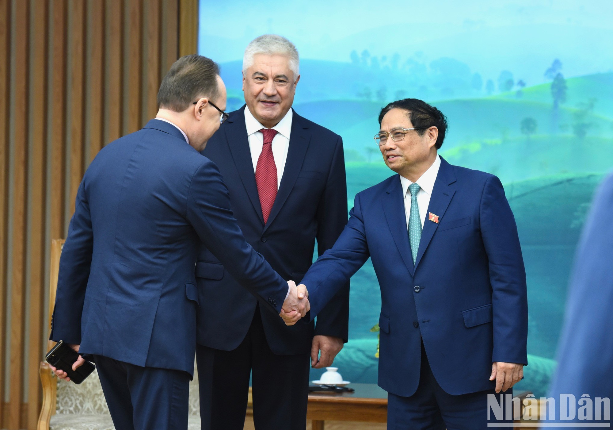 Minh Chinh da la bienvenida a los miembros de la delegación rusa. Minh Chinh da la bienvenida a los miembros de la delegación rusa.