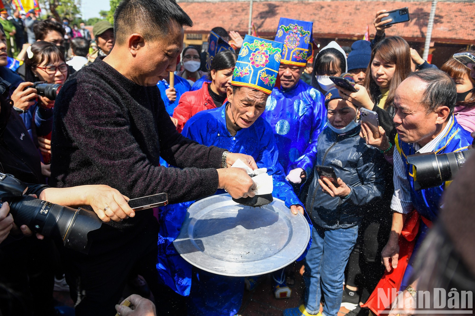 Después de unos 30 minutos, los miembros del jurado, compuesto por ancianos de la aldea, salen a buscar las ollas arroceras. Después de unos 30 minutos, los miembros del jurado, compuesto por ancianos de la aldea, salen a buscar las ollas arroceras.
