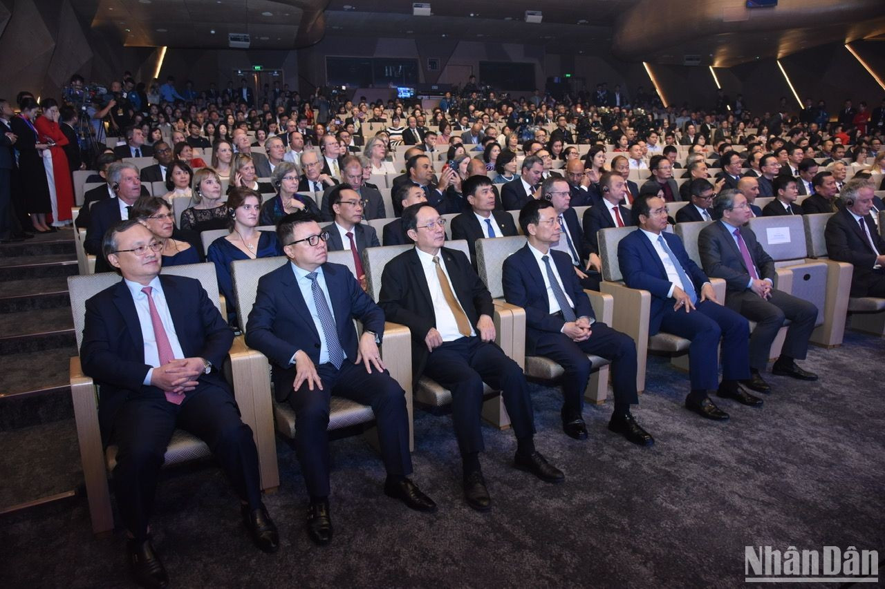 Representantes de los ministerios y sectores vietnamitas.