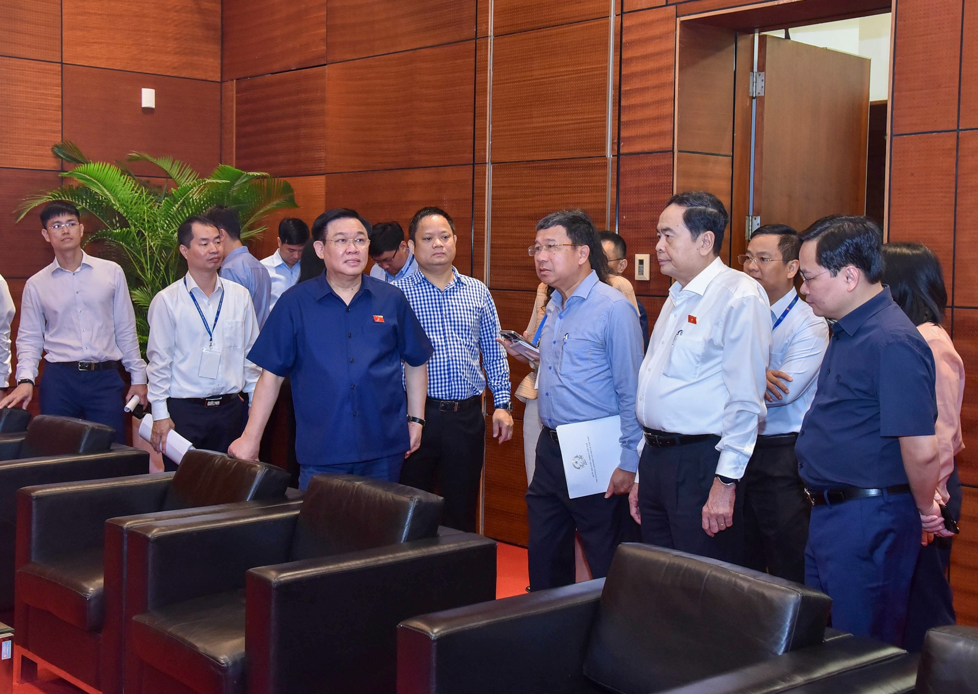 El presidente del Parlamento vietnamita, Vuong Dinh Hue, inspecciona el área de las salas de reunión. El presidente del Parlamento vietnamita, Vuong Dinh Hue, inspecciona el área de las salas de reunión.