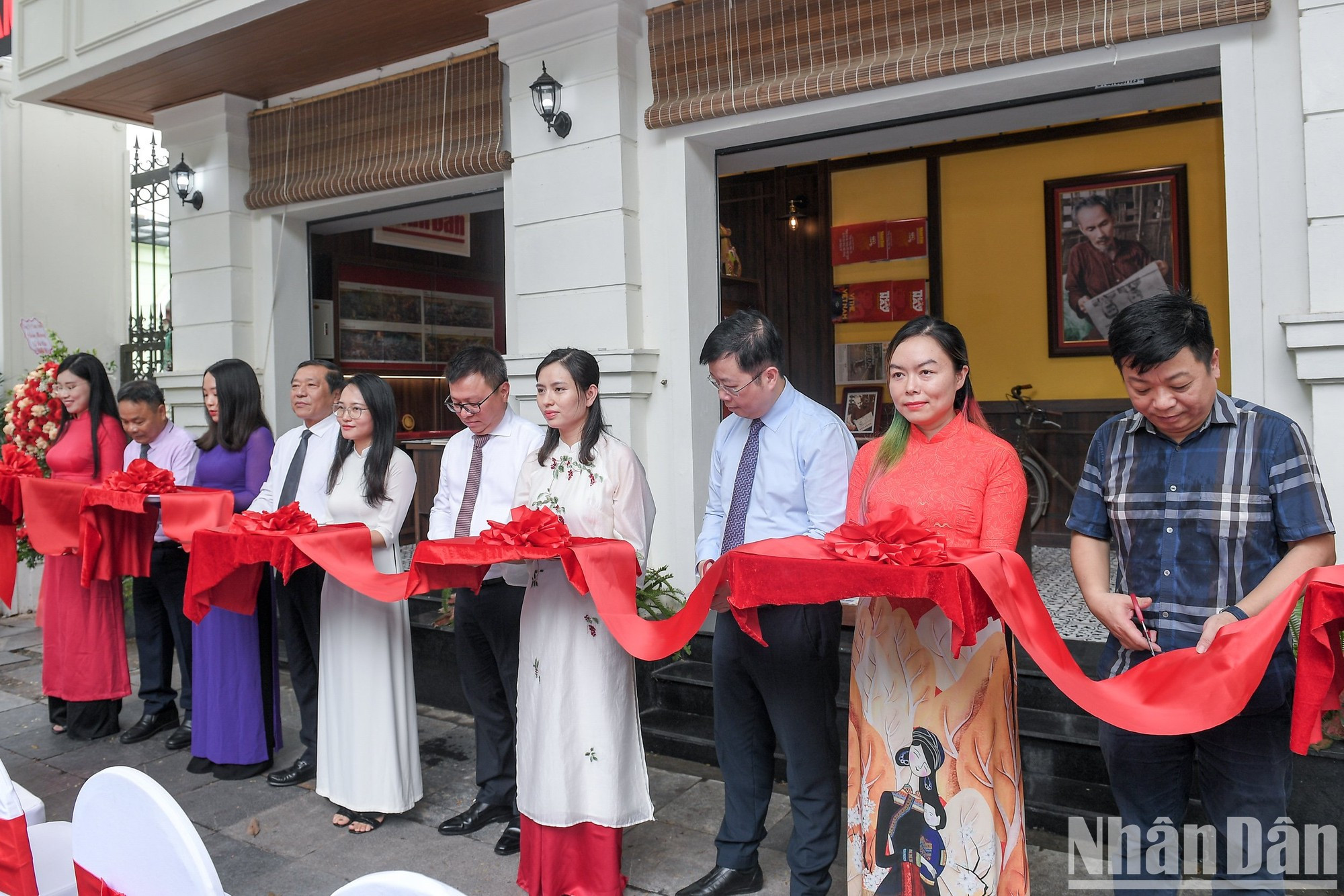 Delegados en la ceremonia de corte de cinta.