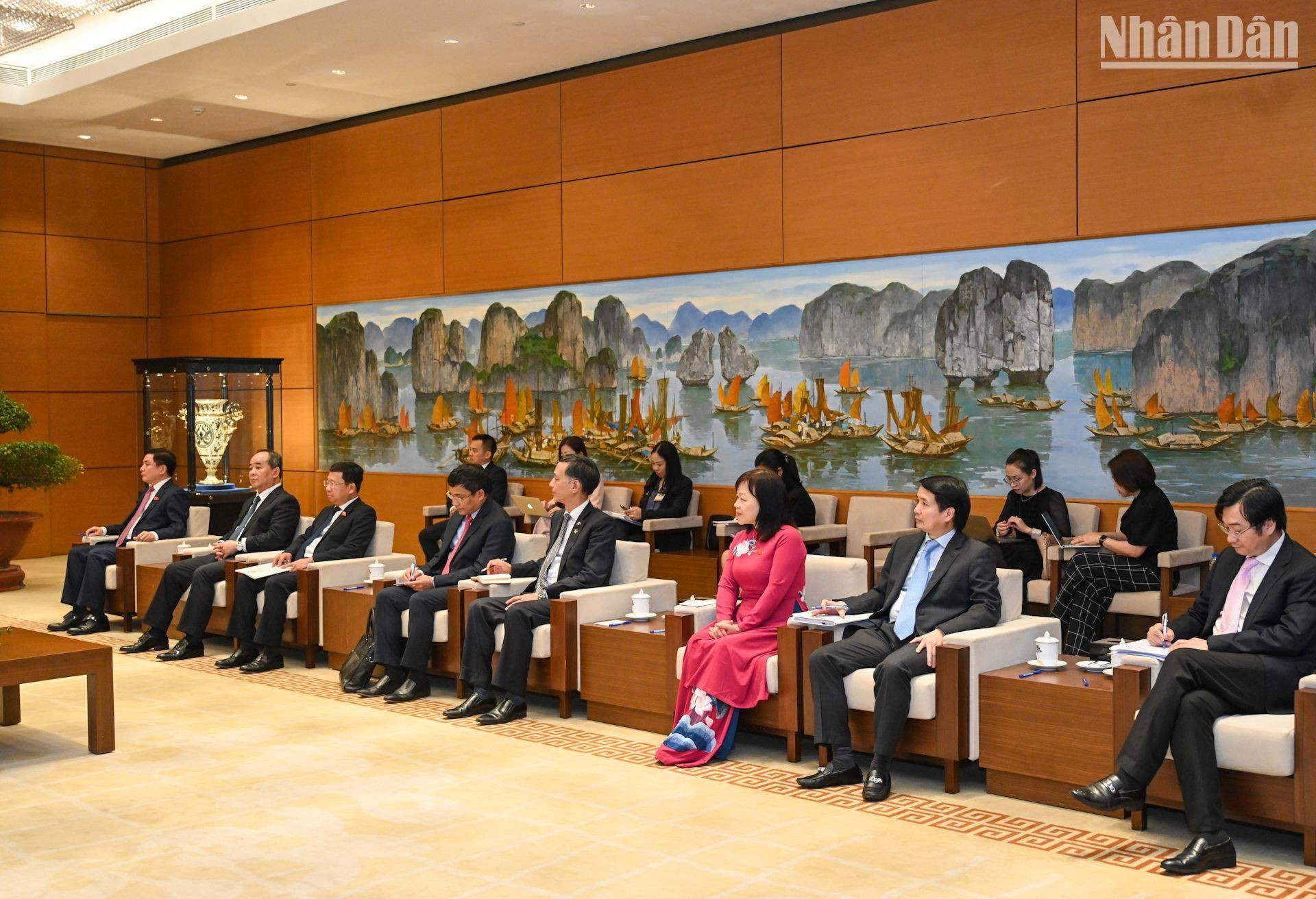 Los miembros de la Asamblea Nacional de Vietnam asisten a la reunión.