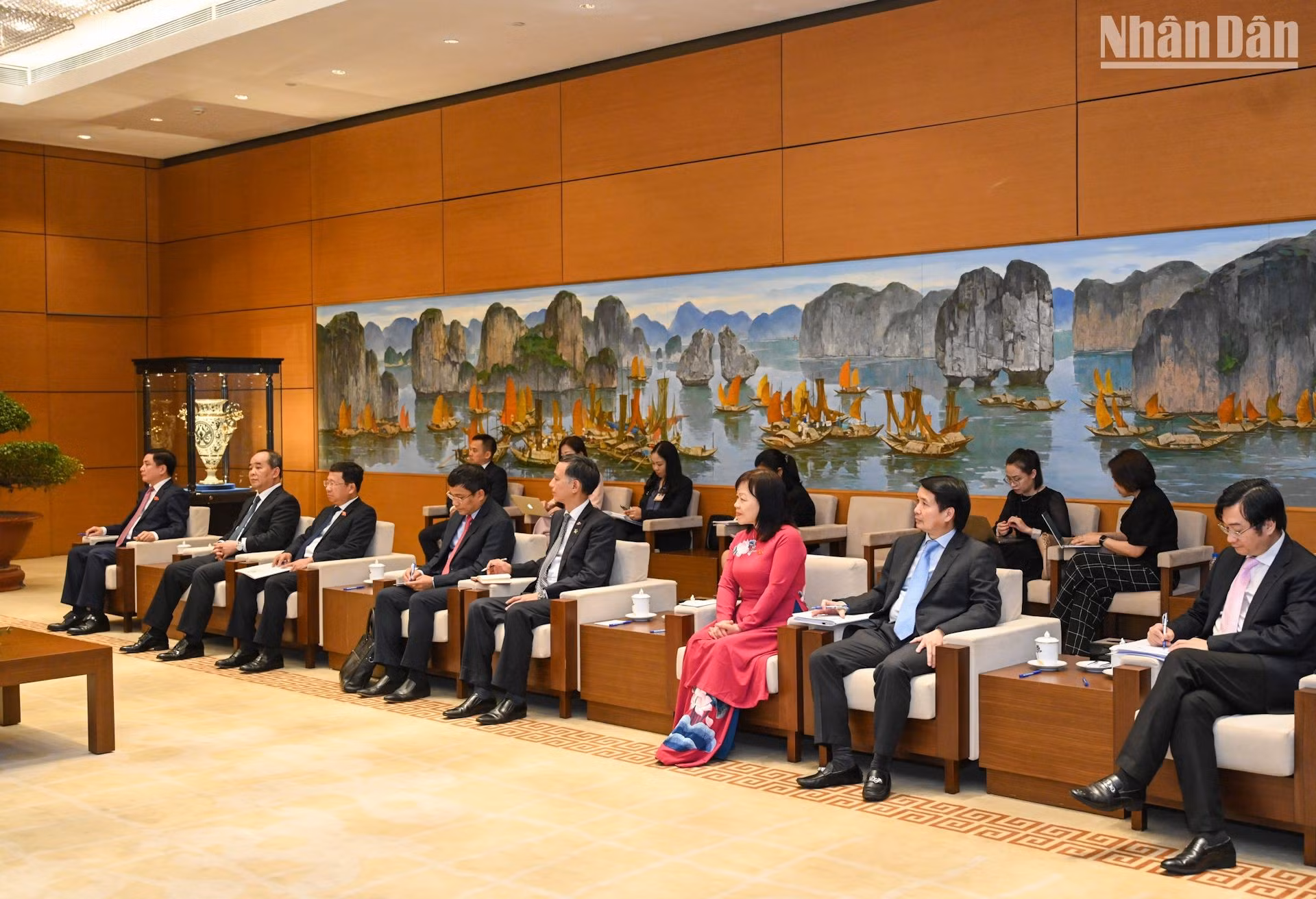 Los miembros de la Asamblea Nacional de Vietnam asisten a la reunión.