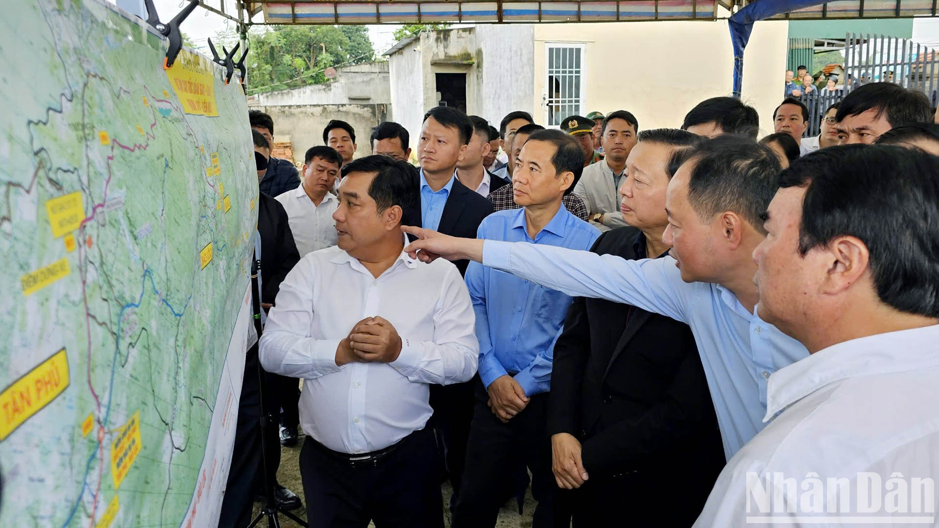El presidente del Comité Popular de la provincia de Lam Dong, Tran Hong Thai, aporta detalles del proyecto de construcción de la autopista Bao Loc-Lien Khuong. El presidente del Comité Popular de la provincia de Lam Dong, Tran Hong Thai, aporta detalles del proyecto de construcción de la autopista Bao Loc-Lien Khuong.