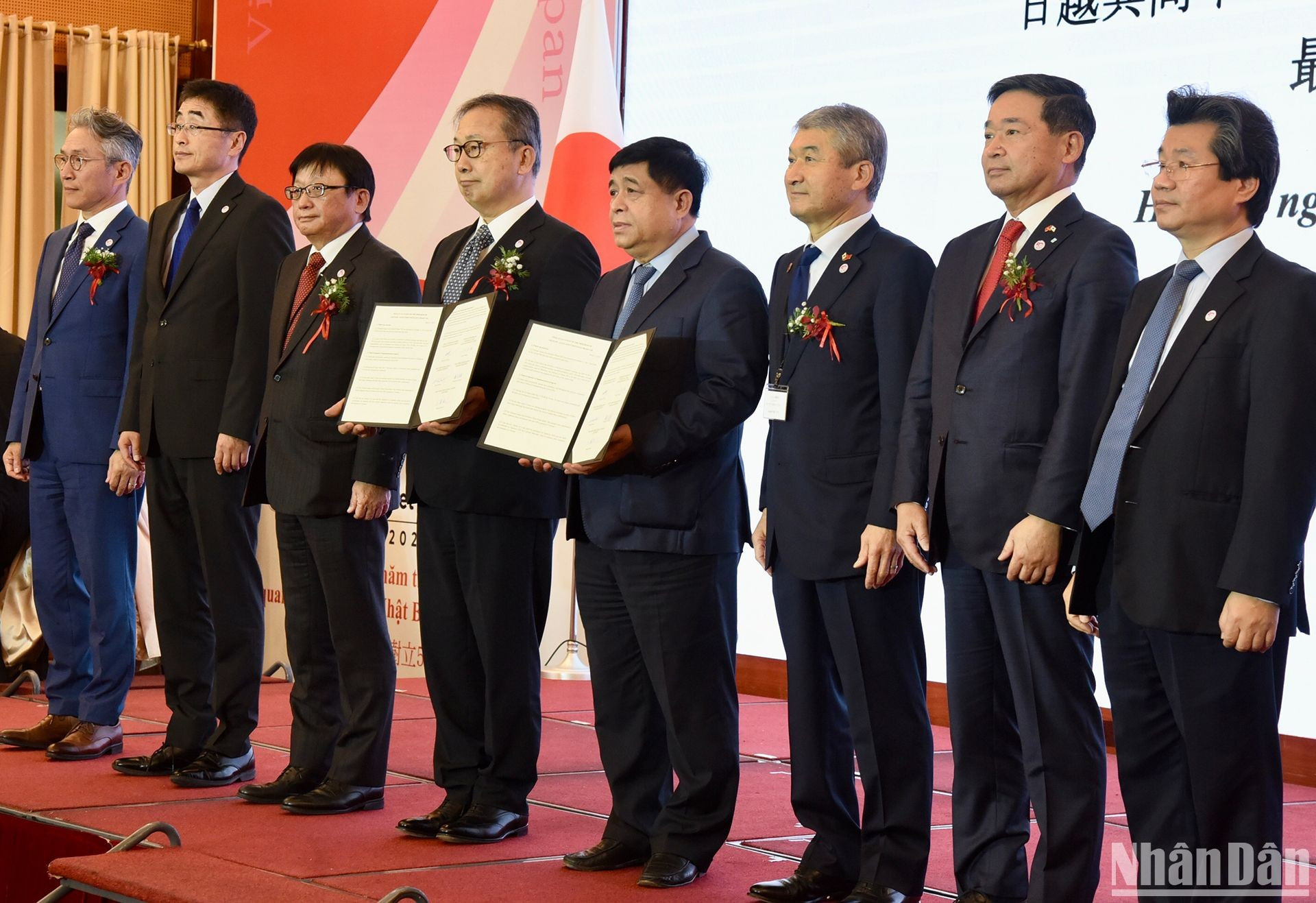 Los delegados toman foto después de la ceremonia de firma.