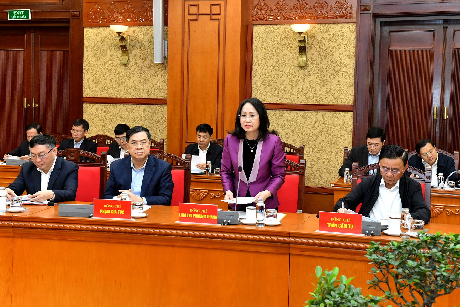 Lam Thi Phuong Thanh, subjefa ejecutiva de la Oficina del Comité Central del PCV, habla en la cita. Lam Thi Phuong Thanh, subjefa ejecutiva de la Oficina del Comité Central del PCV, habla en la cita.