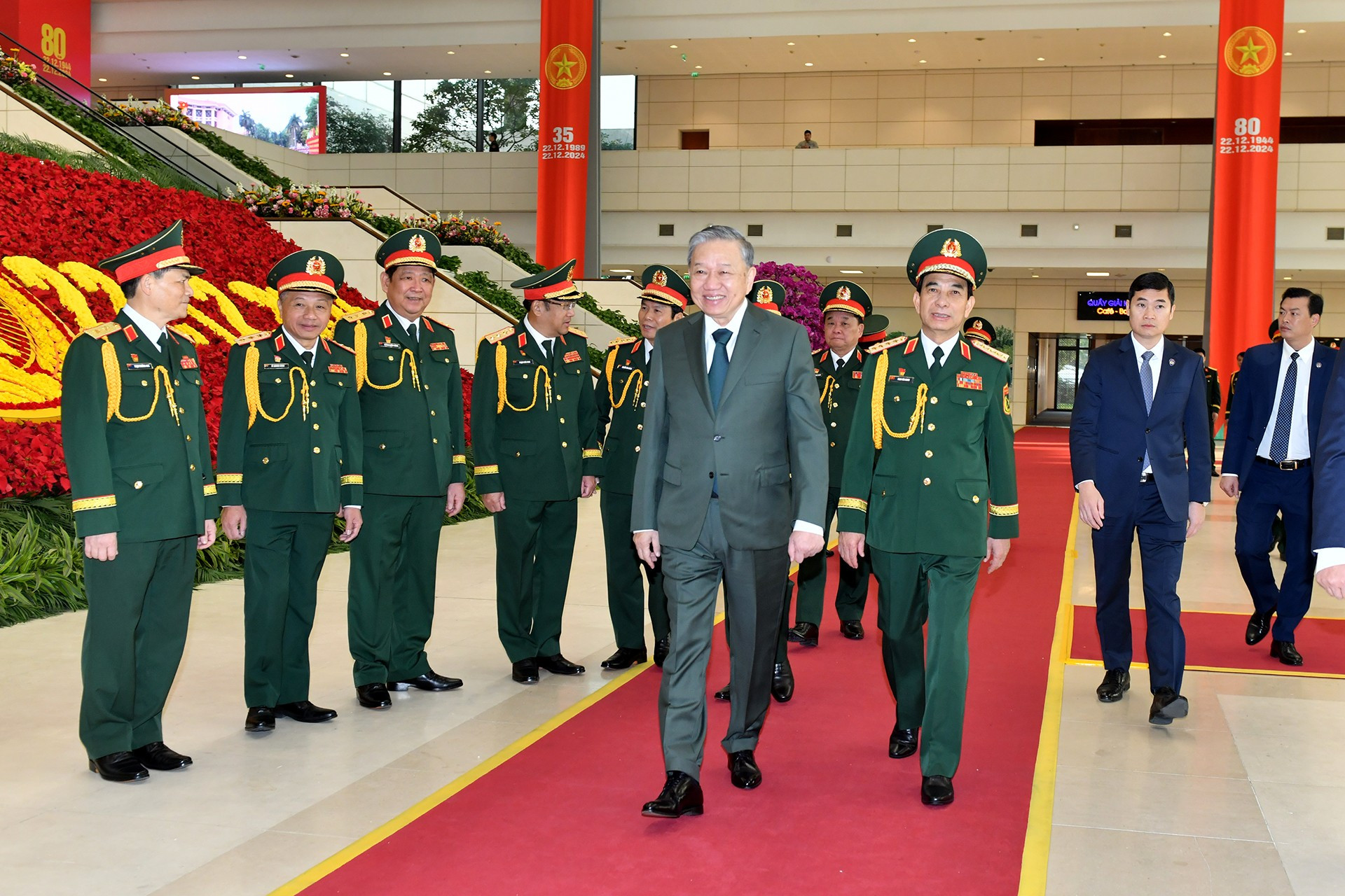 El secretario general del Partido Comunista de Vietnam, To Lam, asiste a la ceremonia. El secretario general del Partido Comunista de Vietnam, To Lam, asiste a la ceremonia.