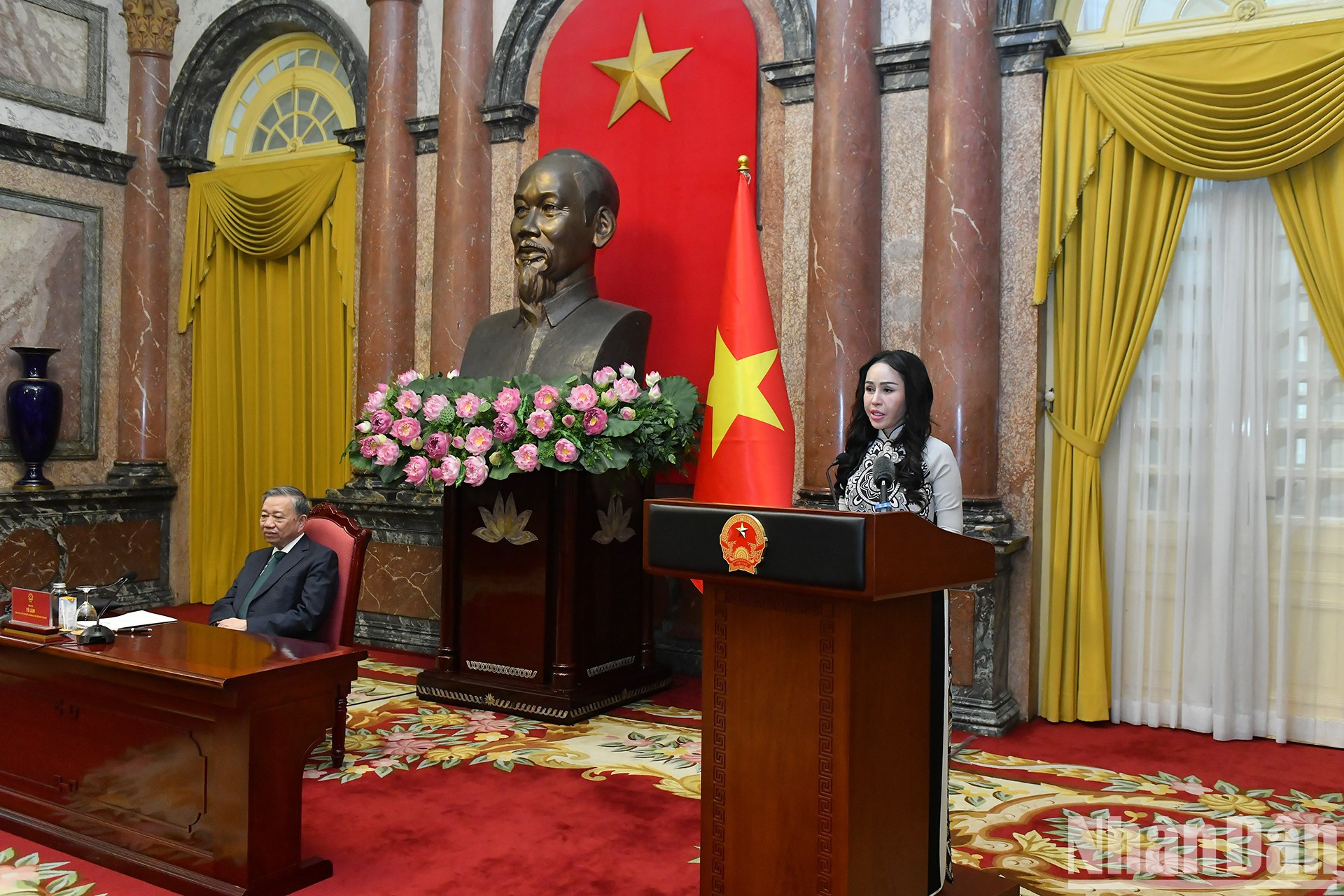Un representante de empresarios interviene en el acto.