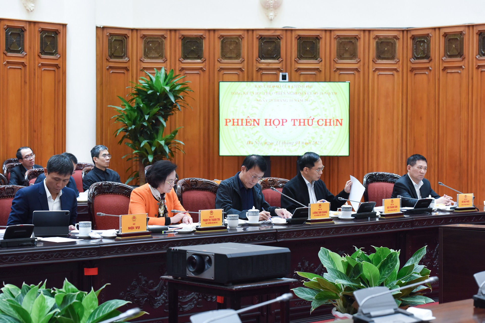 Los viceprimeros ministros, líderes de ministerios, sectores, entidades gubernamentales y miembros del Comité Directivo.