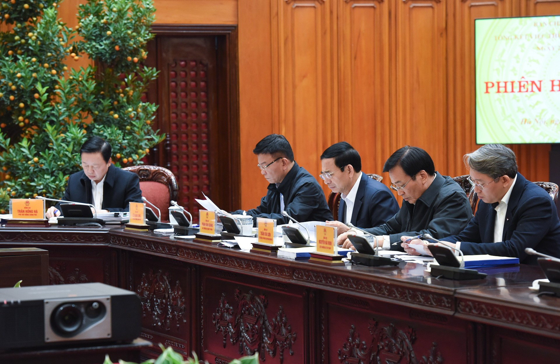 Los viceprimeros ministros, líderes de ministerios, sectores, entidades gubernamentales y miembros del Comité Directivo.