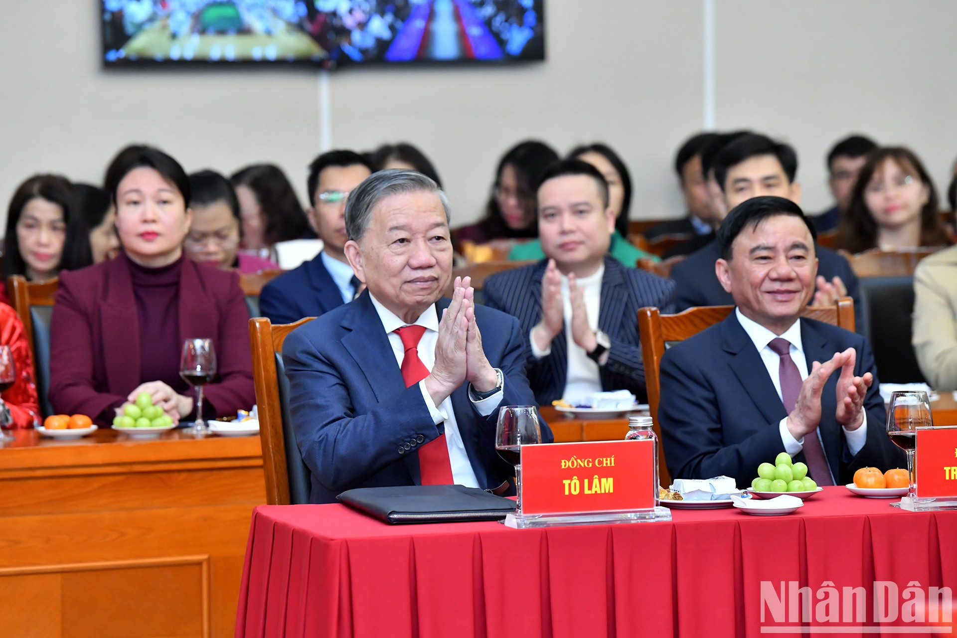 El secretario general del Partido Comunista de Vietnam, To Lam, y el miembro permanente del Secretariado del PCV, Tran Cam Tu.