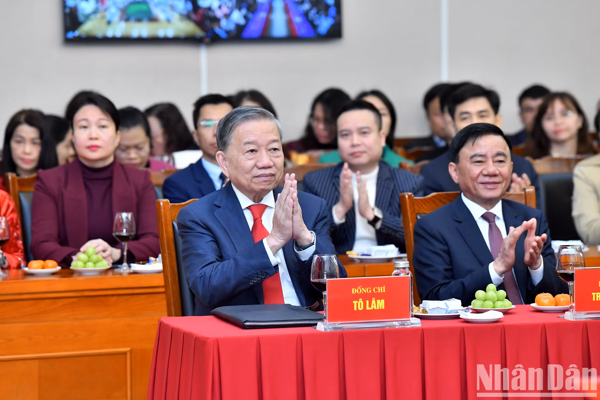 El secretario general del Partido Comunista de Vietnam, To Lam, y el miembro permanente del Secretariado del PCV, Tran Cam Tu.