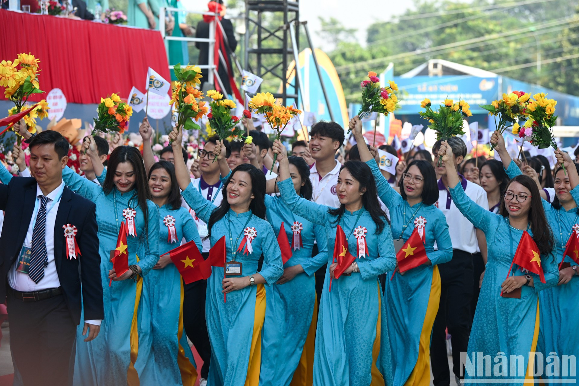 Desfile de trabajadores, profesores y estudiantes del centro educativo. Desfile de trabajadores, profesores y estudiantes del centro educativo.