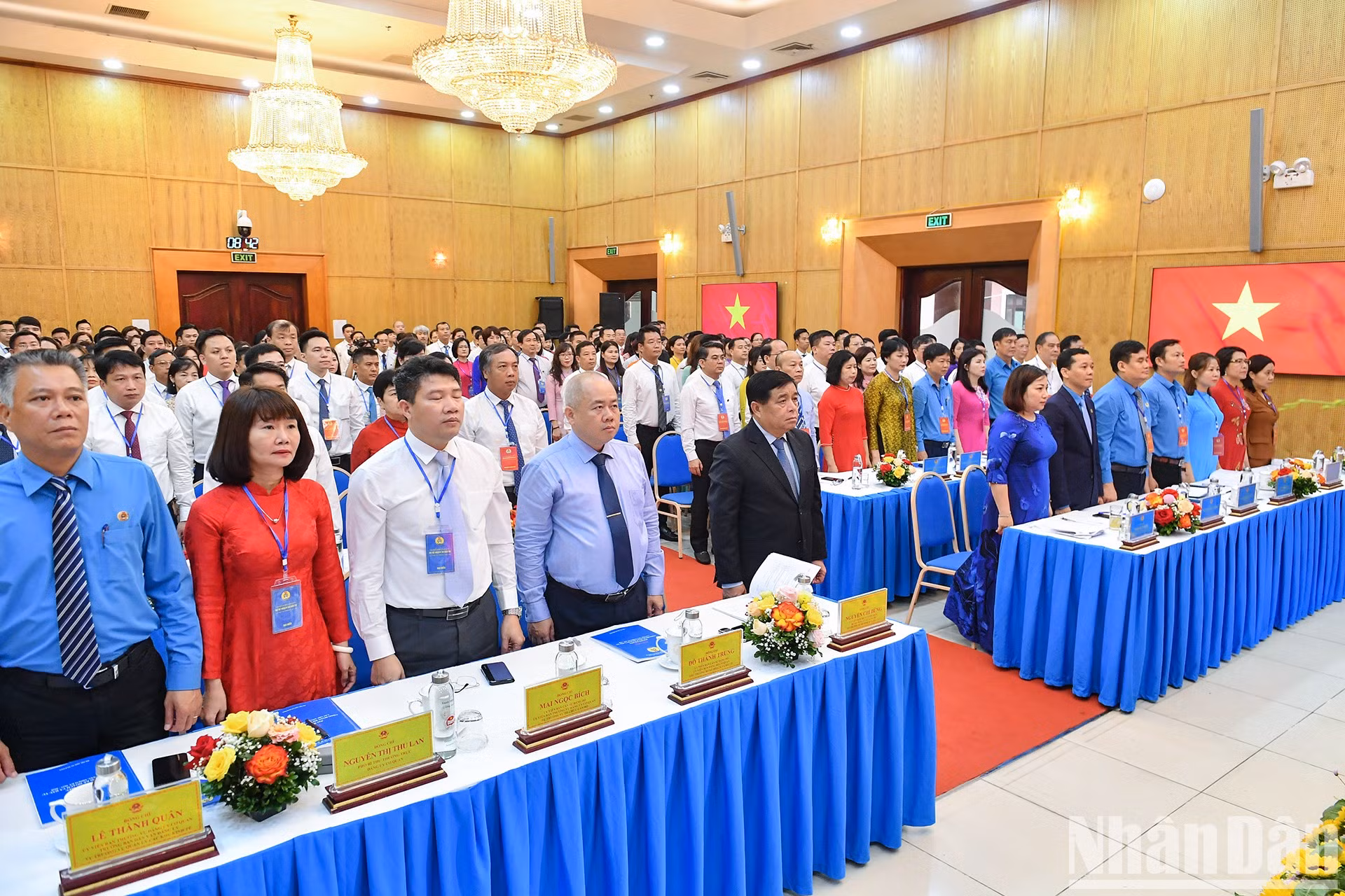 Los delegados en la ceremonia de saludo a la bandera. Los delegados en la ceremonia de saludo a la bandera.