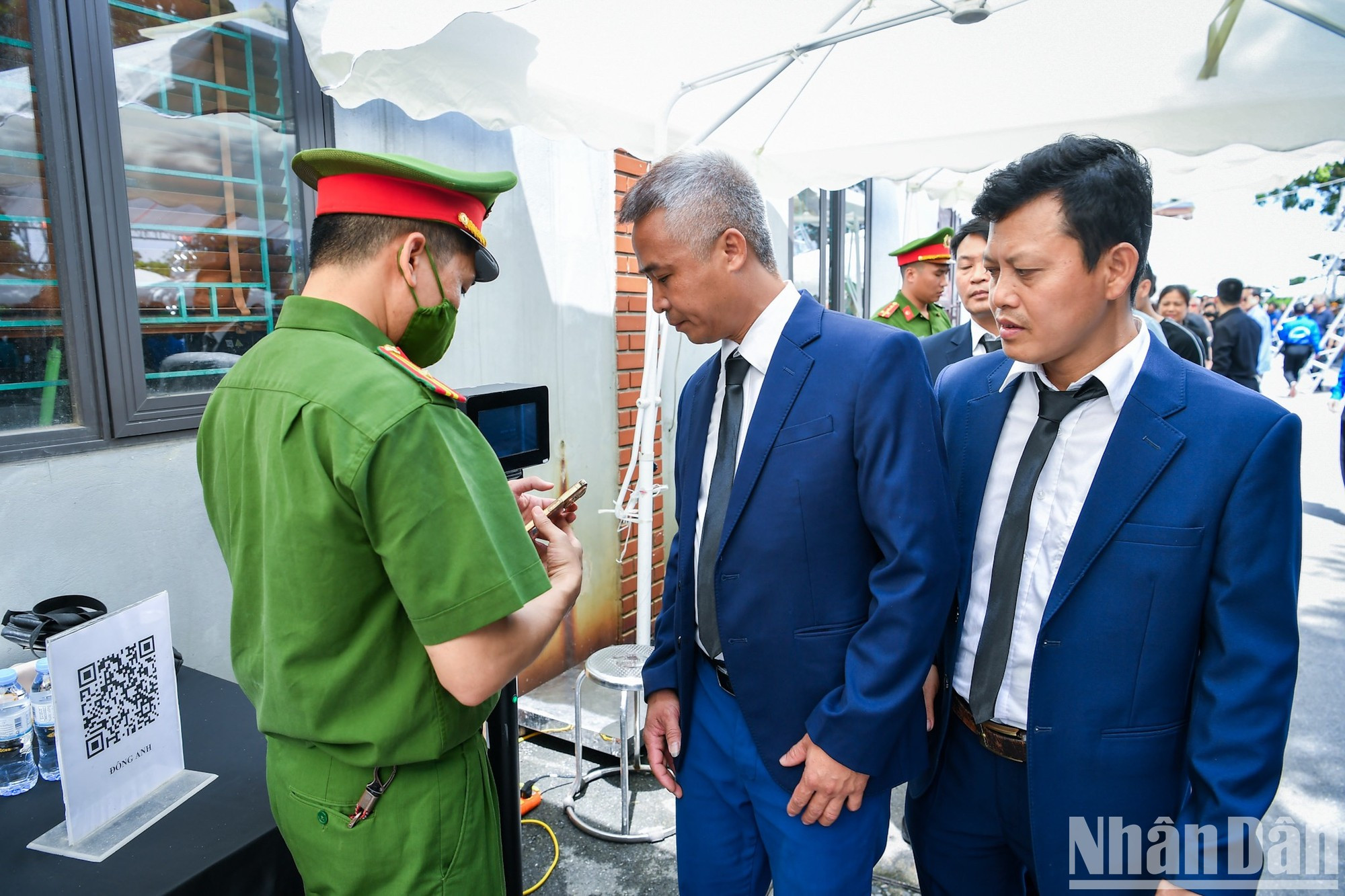 Al llegar al funeral, las personas deben presentar una cédula de ciudadanía con un chip electrónico o un DNI electrónico instalado en un teléfono móvil.
