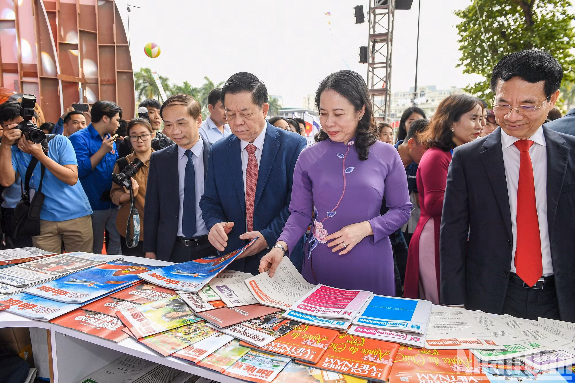 Los dirigentes del Partido y de la prensa visitan los pabellones.