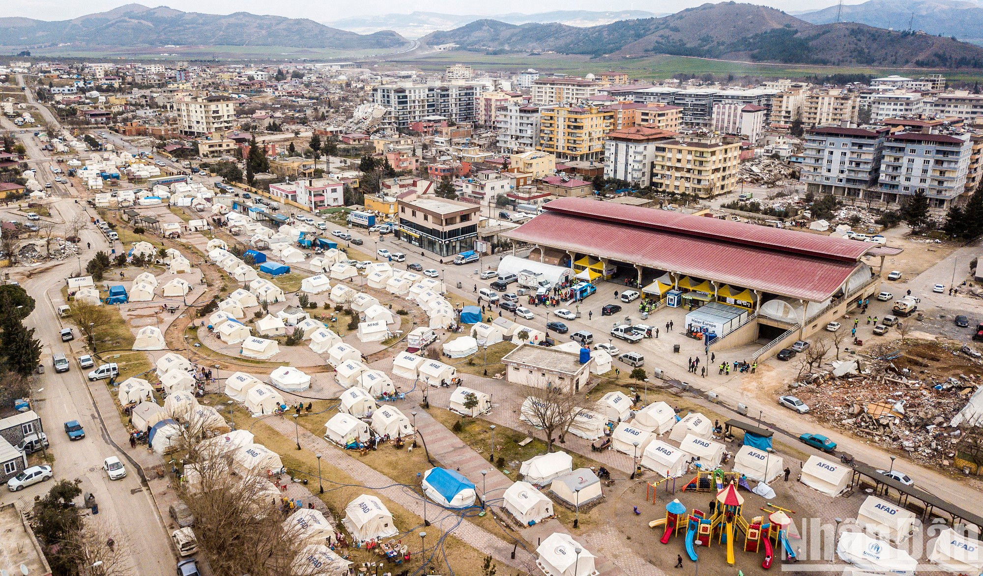 El parque central se ha convertido en la nueva base para reconstruir el futuro. El parque central se ha convertido en la nueva base para reconstruir el futuro.