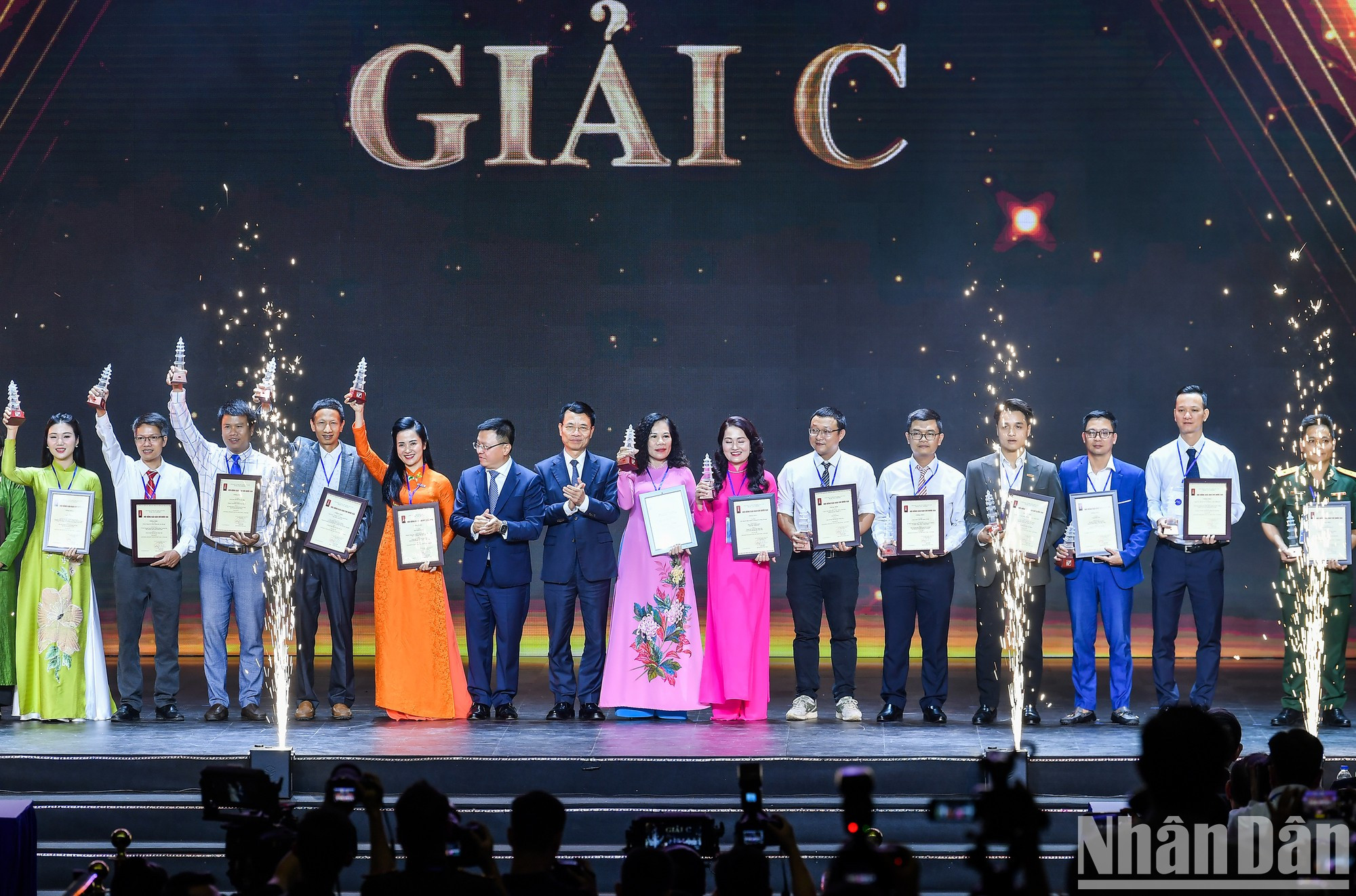 El espectáculo de fuegos artificiales crea una atmósfera solemne y brillante.