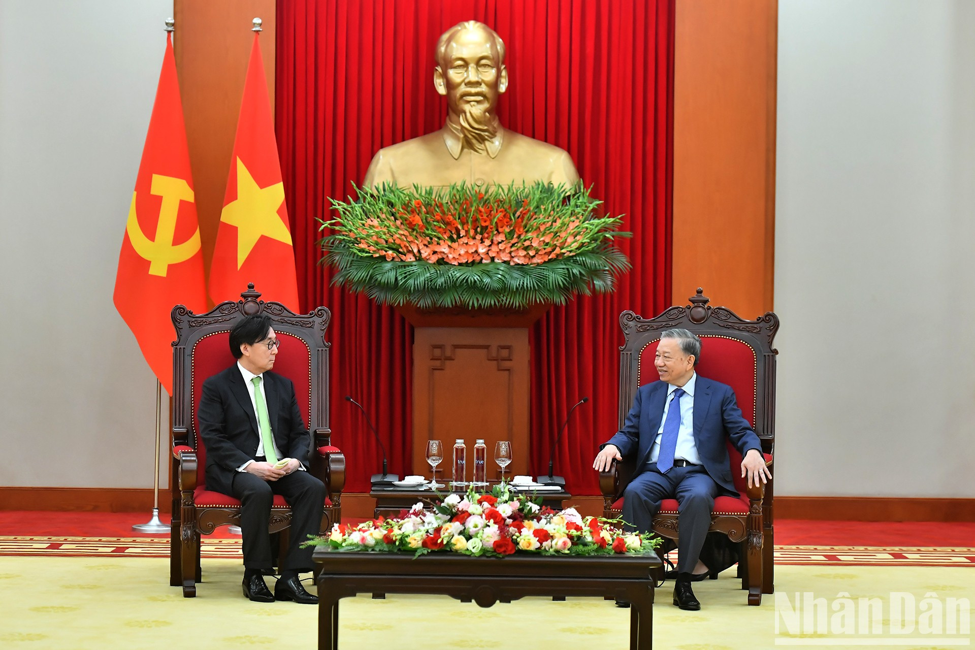 El máximo dirigente vietnamita y el asesor especial para Asuntos Exteriores y Seguridad y enviado especial del presidente de Corea del Sur, Chang Ho-jin.