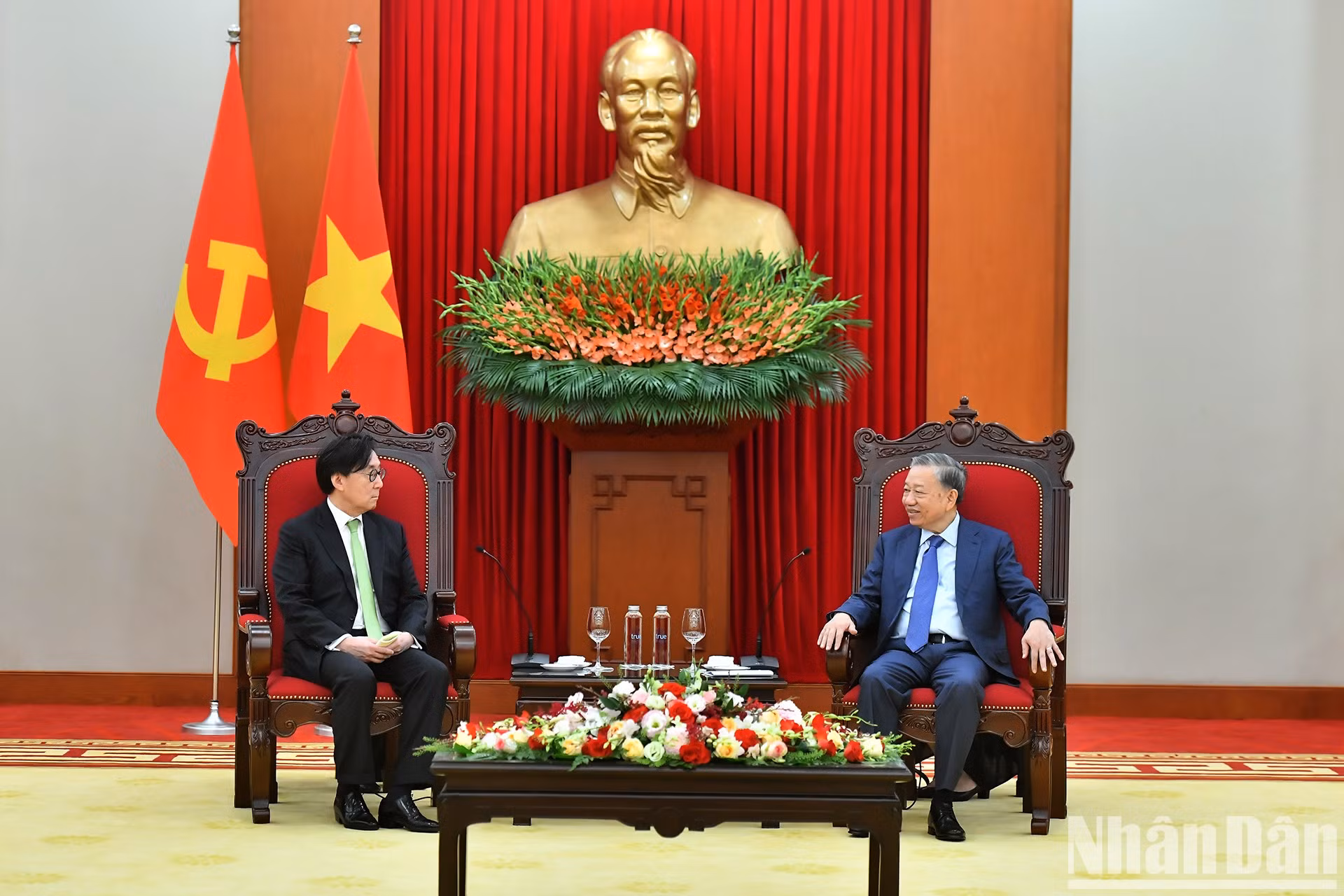 El máximo dirigente vietnamita y el asesor especial para Asuntos Exteriores y Seguridad y enviado especial del presidente de Corea del Sur, Chang Ho-jin.