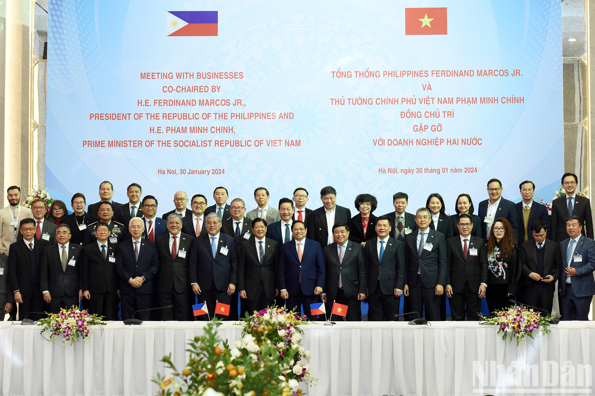 Los dos dirigentes y los representantes de las empresas de ambos países. Los dos dirigentes y los representantes de las empresas de ambos países.