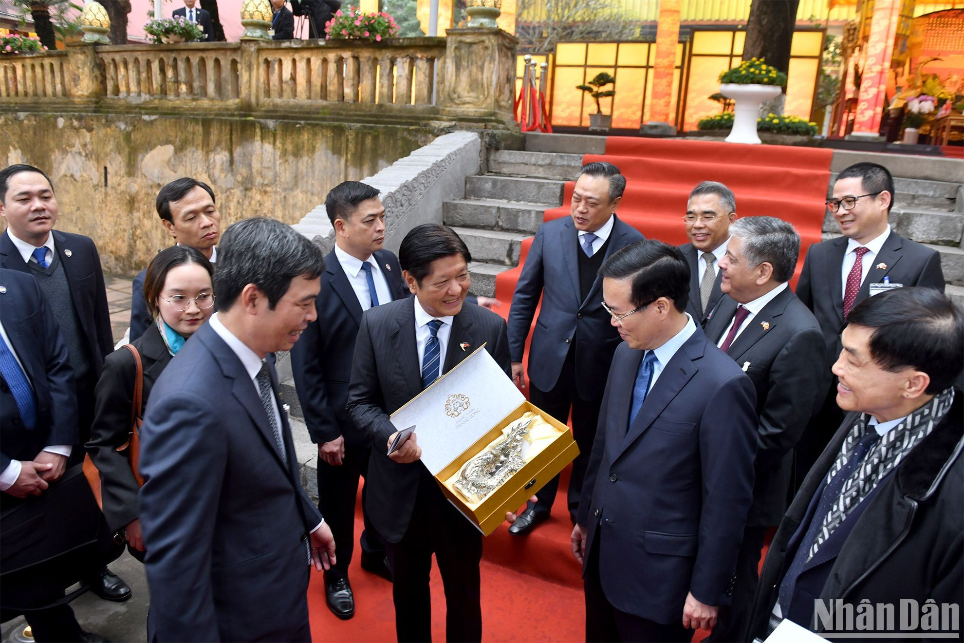 Un representante del Centro de Conservación del Patrimonio de la Ciudadela Imperial de Thang Long entrega un regalo al presidente filipino. Un representante del Centro de Conservación del Patrimonio de la Ciudadela Imperial de Thang Long entrega un regalo al presidente filipino.