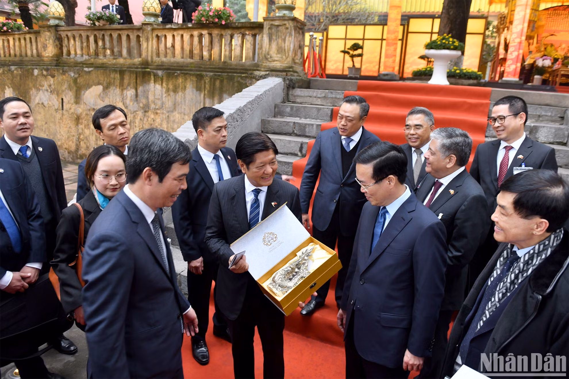 Un representante del Centro de Conservación del Patrimonio de la Ciudadela Imperial de Thang Long entrega un regalo al presidente filipino.