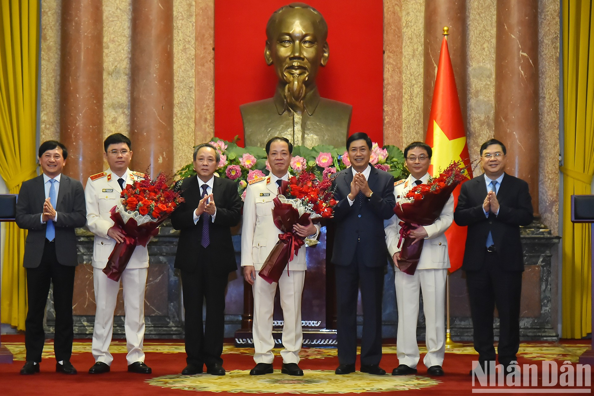 Representantes de las comisiones del Comité Central del Partido felicitan a los funcionarios designados. Representantes de las comisiones del Comité Central del Partido felicitan a los funcionarios designados.