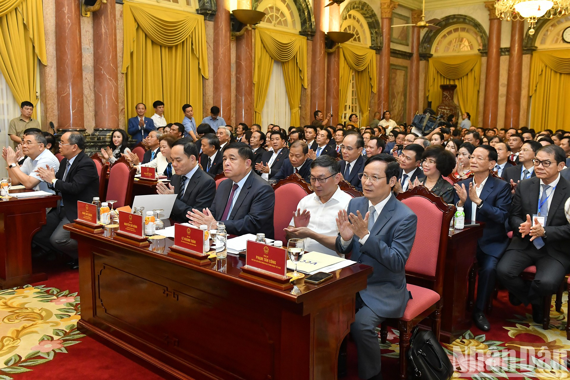Los delegados asistentes a la reunión.