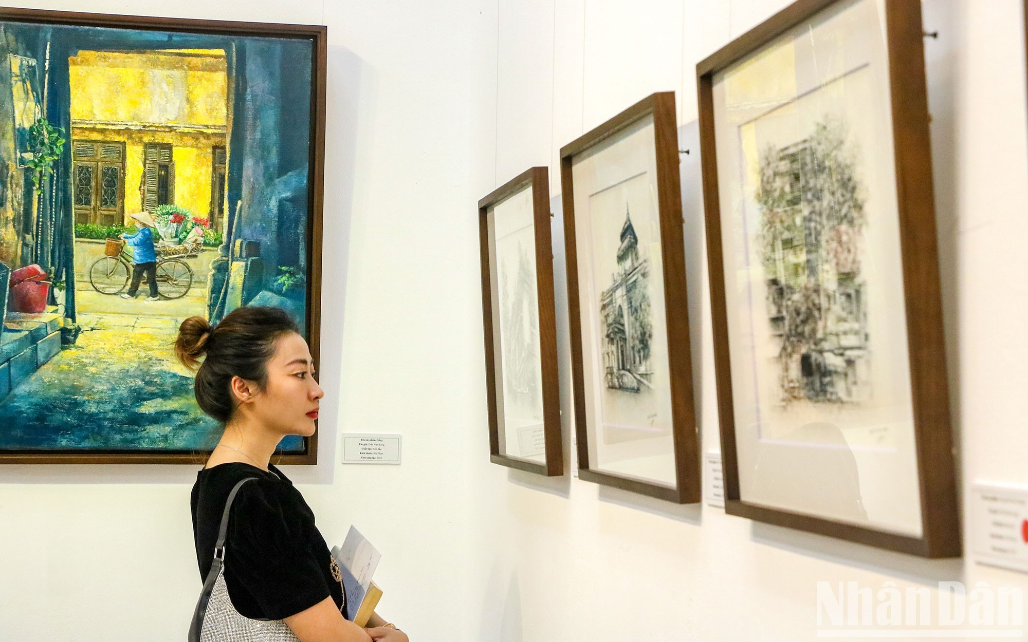 Para disfrutar plenamente de las obras de Long, los espectadores deben ver desde el panorama hasta el más mínimo detalle. Para disfrutar plenamente de las obras de Long, los espectadores deben ver desde el panorama hasta el más mínimo detalle.