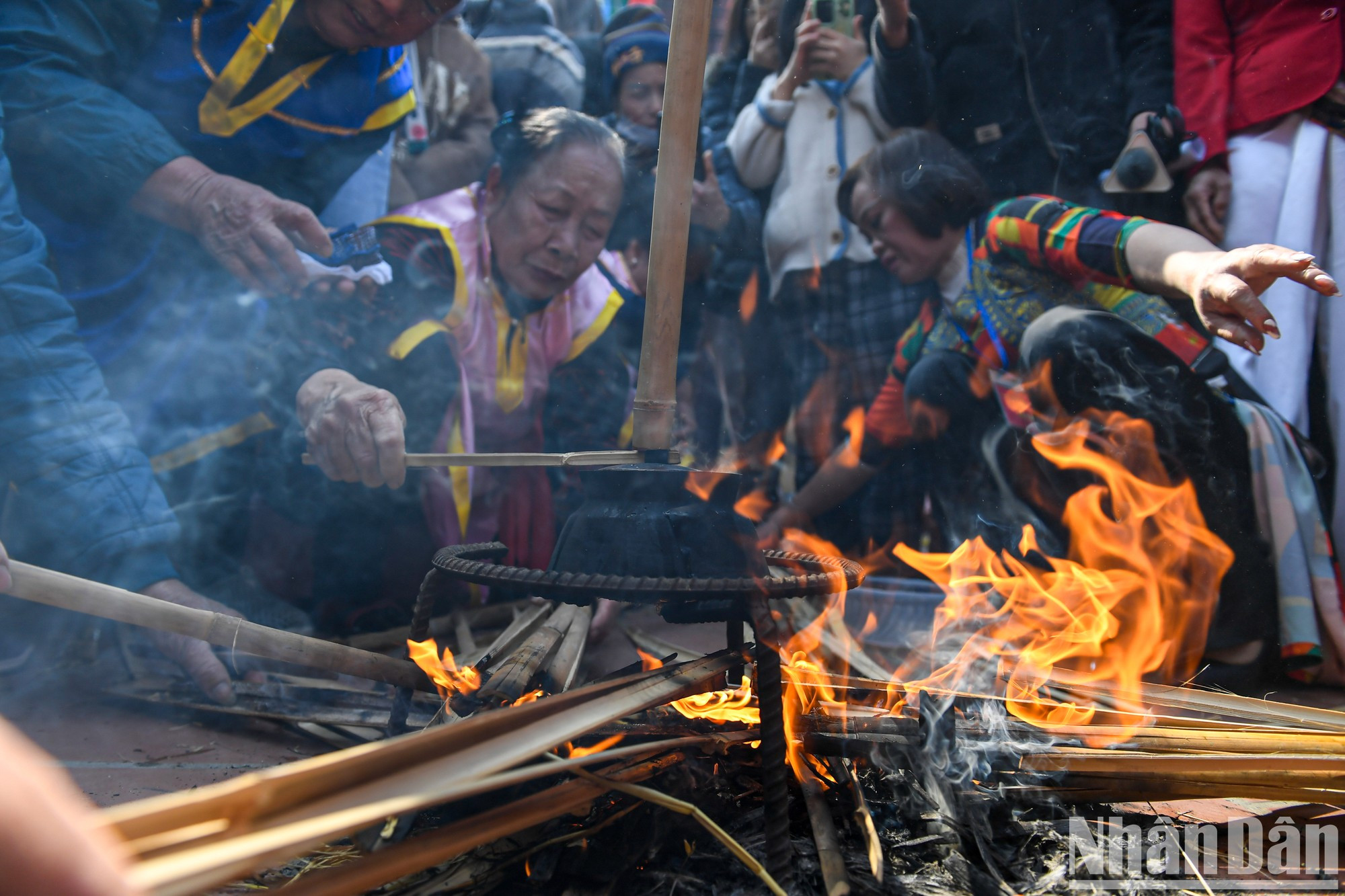 El grupo que consiga hacer fuego primero ganará esta ronda del concurso. El grupo que consiga hacer fuego primero ganará esta ronda del concurso.