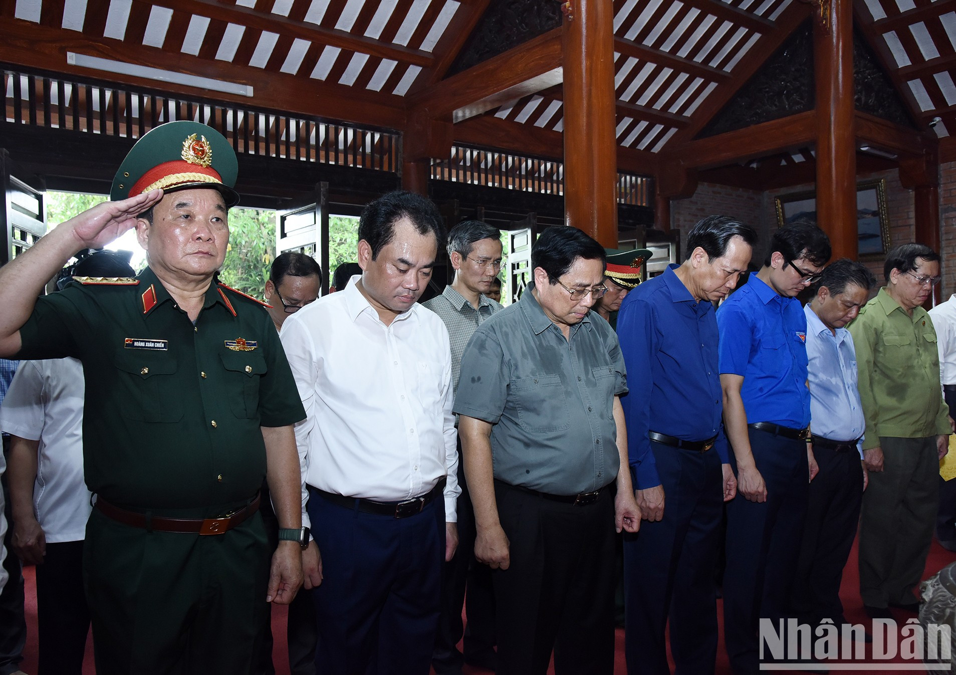 Minh Chinh y los delegados en el acto. Minh Chinh y los delegados en el acto.