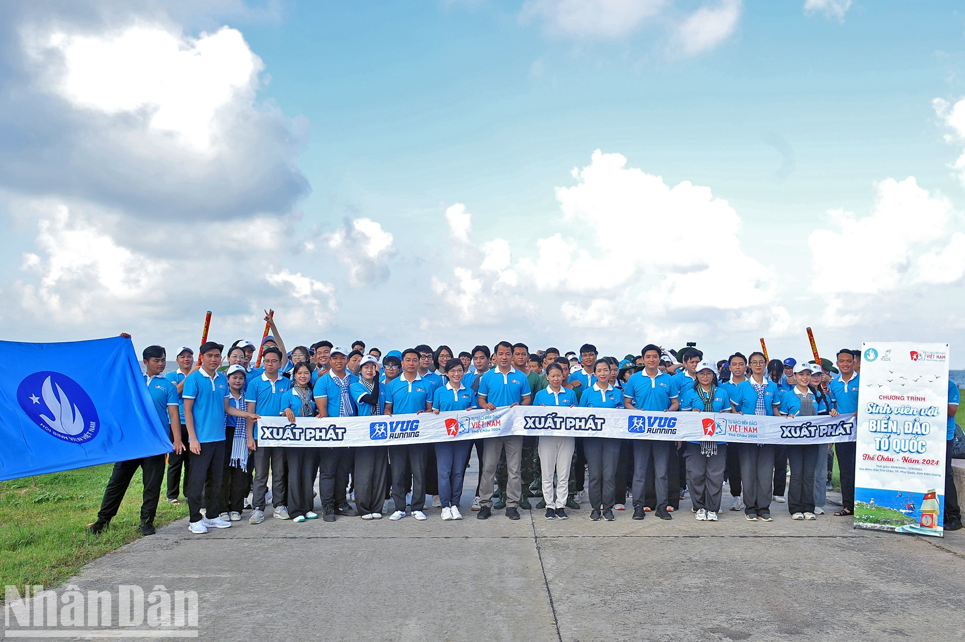 Los participantes se reúnen en el punto de salida, creando un ambiente emocionante a lo largo de la costa desde las primeras horas de la mañana. Los participantes se reúnen en el punto de salida, creando un ambiente emocionante a lo largo de la costa desde las primeras horas de la mañana.