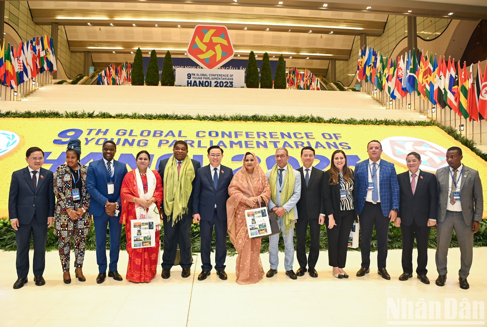 El máximo legislador vietnamita y los delegados en la exposición. El máximo legislador vietnamita y los delegados en la exposición.