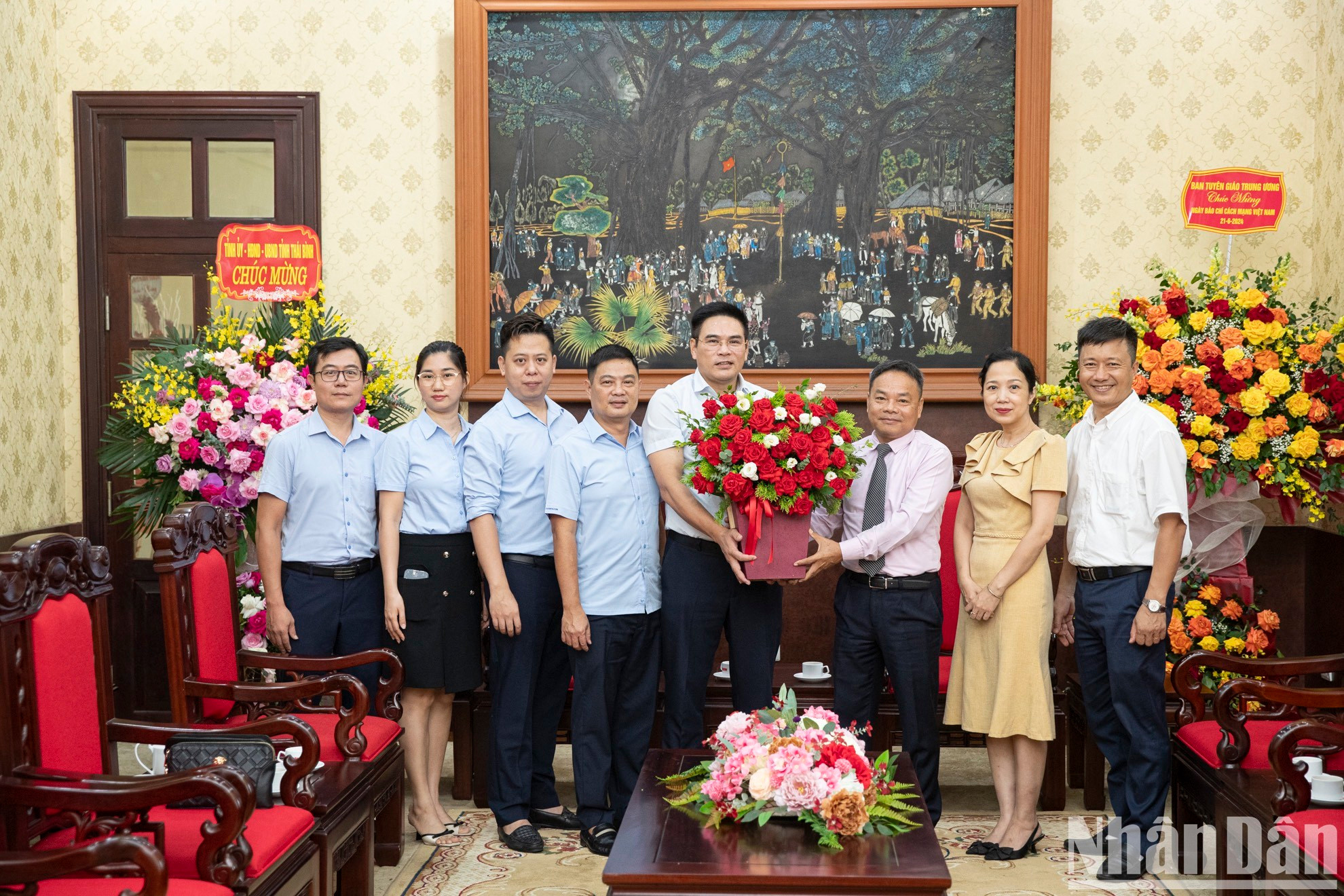Nhu Hoan recibe una canasta de flores frescas de la Compañía de Agua Limpia de Hanói.