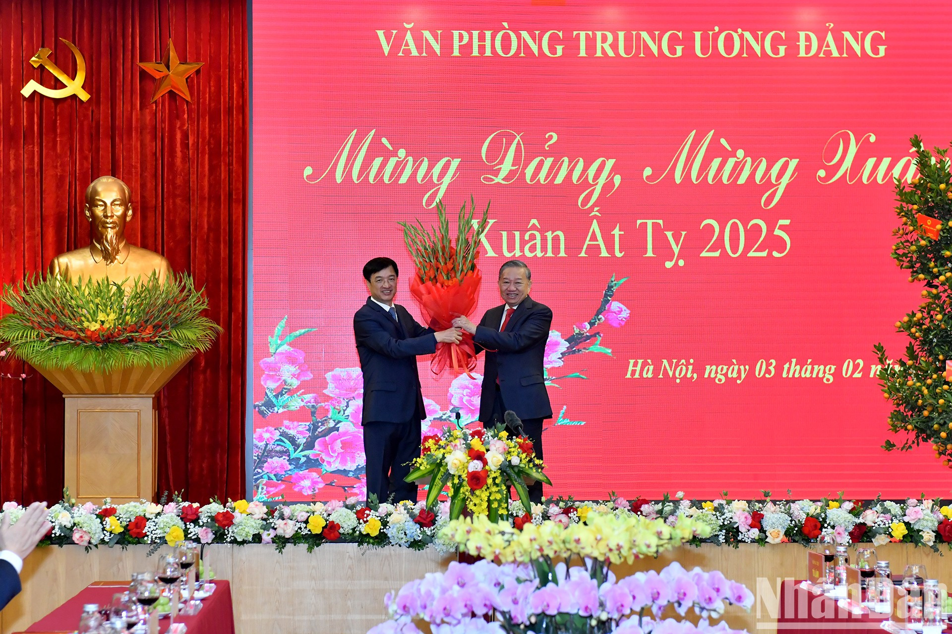 Flores para felicitar al secretario general del PCV, To Lam.