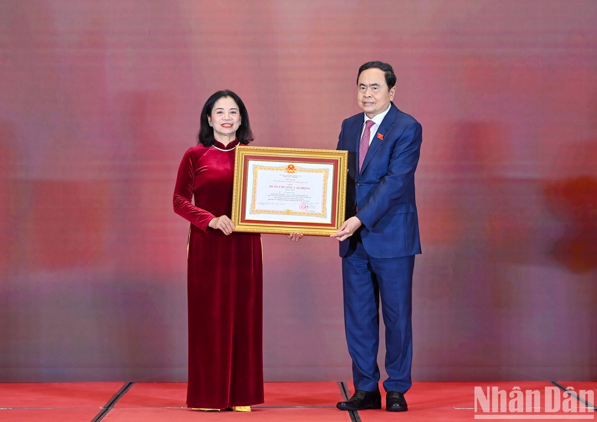 El presidente de la Asamblea Nacional vietnamita, Tran Thanh Man, entrega la Medalla Laboral de Primera Clase a la camarada Le Thi Nguyet. El presidente de la Asamblea Nacional vietnamita, Tran Thanh Man, entrega la Medalla Laboral de Primera Clase a la camarada Le Thi Nguyet.