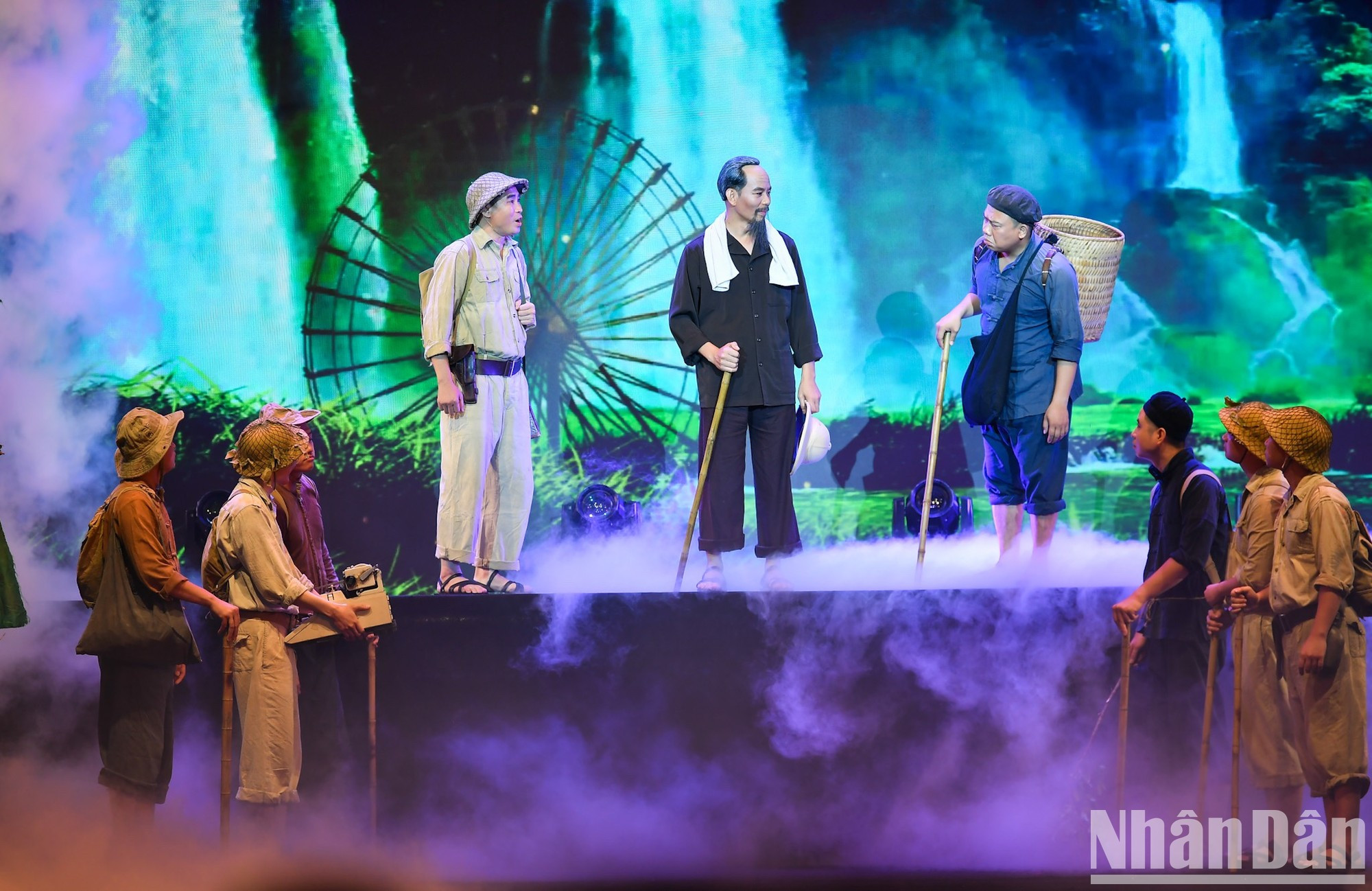 En el programa se recrea la imagen del Presidente Ho Chi Minh, el gran maestro de la Revolución y héroe de la liberación nacional, con materiales artísticos únicos.