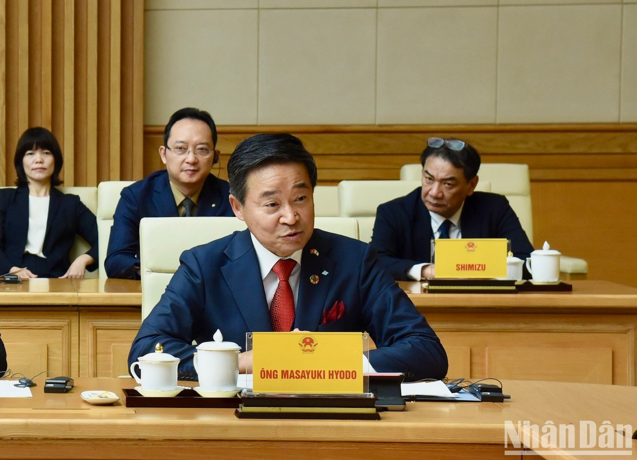 Masayuki Hyodo habla en la cita. Masayuki Hyodo habla en la cita.