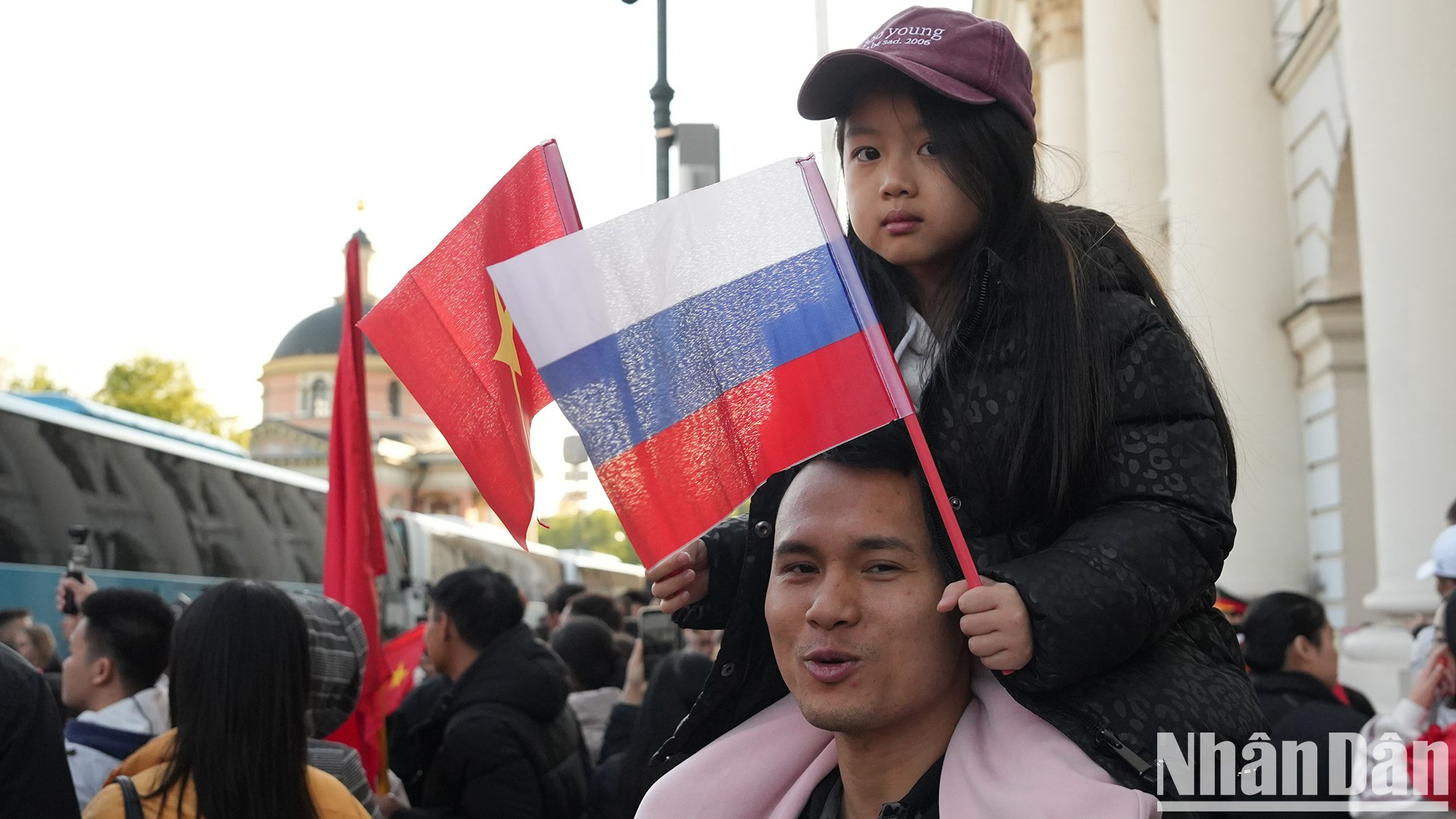 No solo los adultos, sino también muchos niños, llegan con sus padres para animar a los soldados.