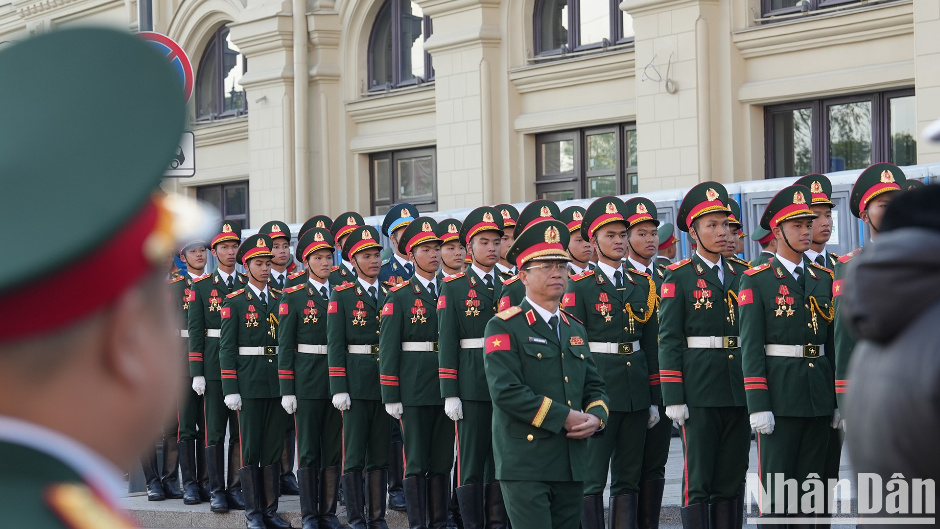 La delegación del Ejército Popular de Vietnam expresa su gran satisfacción y emoción cuando el ministro de Defensa, el general Phan Van Giang, envió una carta de elogio y aprecio por la voluntad, los esfuerzos y la determinación de los soldados en entrenamiento para participar en el próximo desfile.