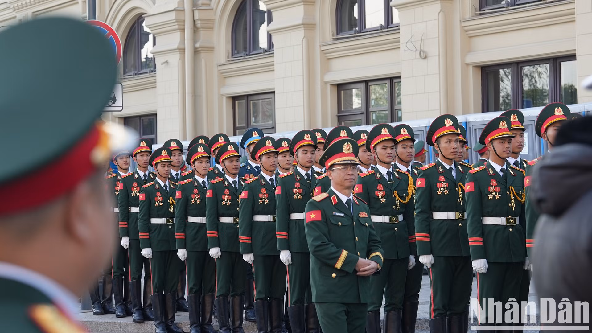 La delegación del Ejército Popular de Vietnam expresa su gran satisfacción y emoción cuando el ministro de Defensa, el general Phan Van Giang, envió una carta de elogio y aprecio por la voluntad, los esfuerzos y la determinación de los soldados en entrenamiento para participar en el próximo desfile.