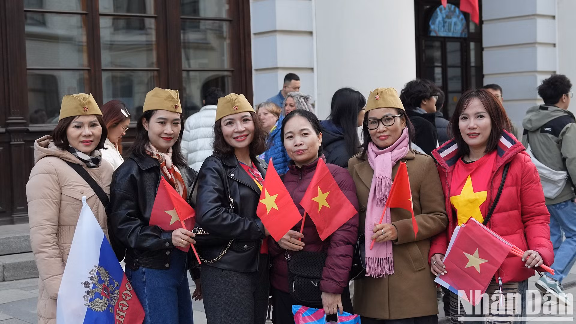 Felicidad, emoción y orgullo fueron los sentimientos de muchos vietnamitas que viven y estudian en Rusia cuando la delegación del Ejército Popular de Vietnam participó por primera vez en el desfile para celebrar el Día de la Victoria sobre el Fascismo en la Gran Guerra Patria.