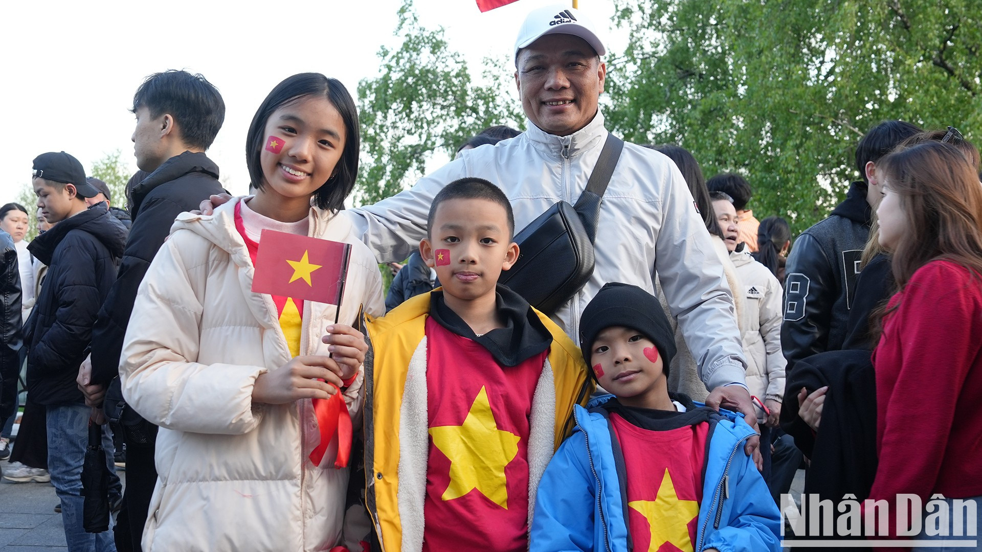 Nguyen Xuan Trung, natural de la provincia vietnamita de Vung Tau, en el sur del país, ha vivido y trabajado en Rusia durante más de 20 años y ha destacado que sus hijos están muy emocionados por conocer a los soldados. Esta es la primera vez que él y sus hijos ven con sus propios ojos la disciplinada y majestuosa formación del Ejército Popular de Vietnam en Rusia.