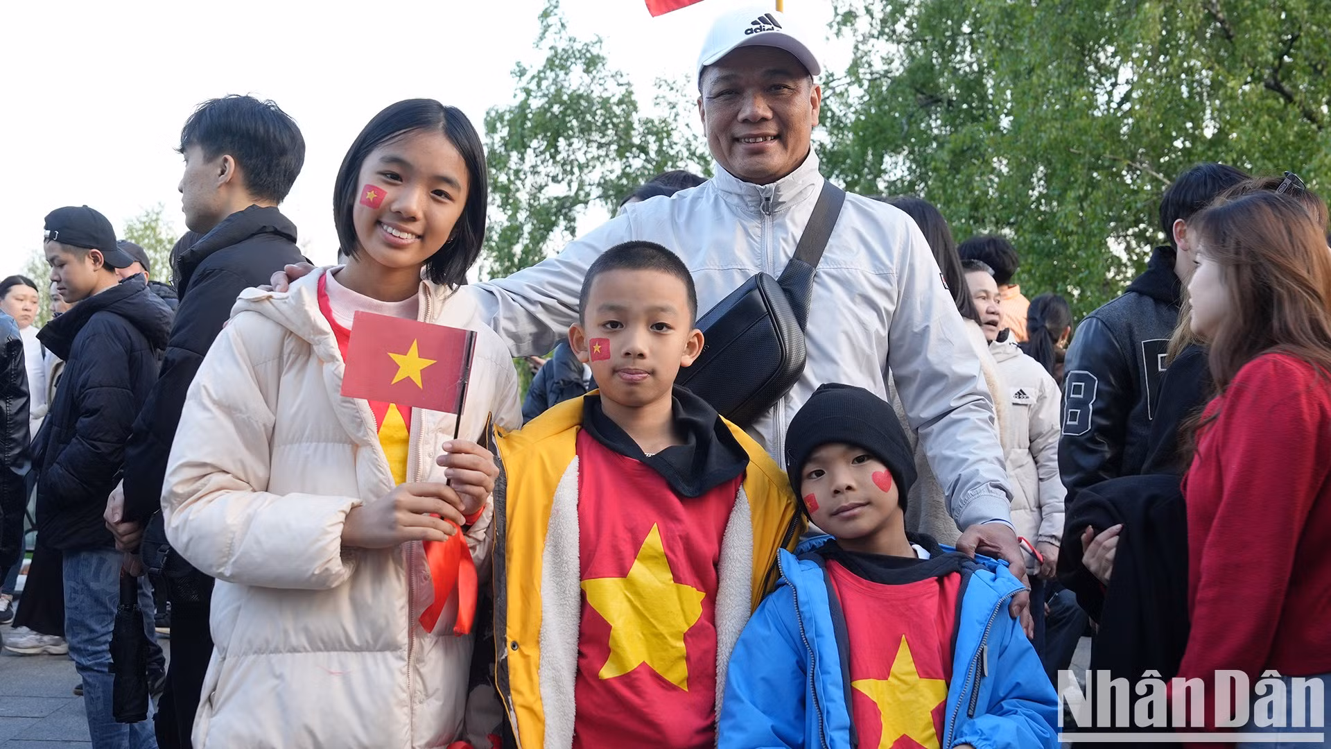 Nguyen Xuan Trung, natural de la provincia vietnamita de Vung Tau, en el sur del país, ha vivido y trabajado en Rusia durante más de 20 años y ha destacado que sus hijos están muy emocionados por conocer a los soldados. Esta es la primera vez que él y sus hijos ven con sus propios ojos la disciplinada y majestuosa formación del Ejército Popular de Vietnam en Rusia.