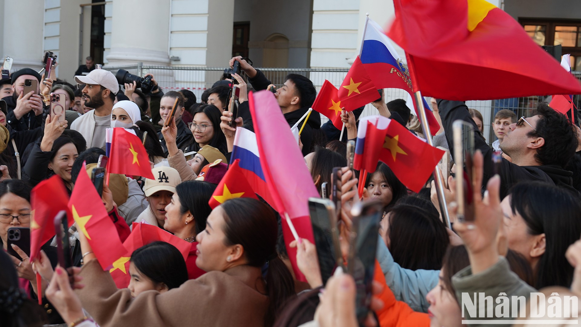 Muchos vietnamitas traen flores frescas, fotos del Tío Ho, banderas nacionales y rusas.