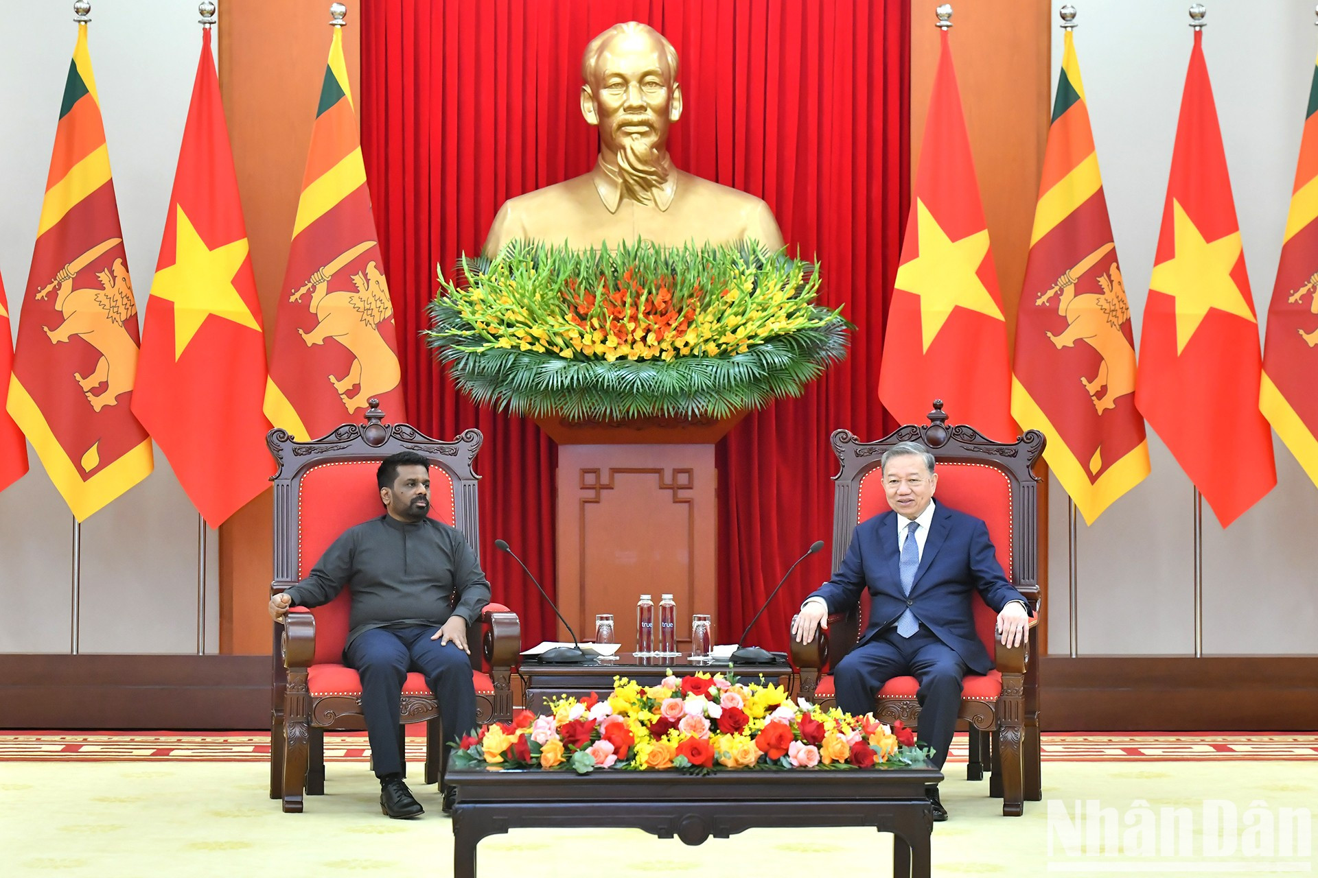 El secretario general del Partido Comunista de Vietnam, To Lam, recibe al presidente de Sri Lanka, Anura Kumara Dissanayaka. El secretario general del Partido Comunista de Vietnam, To Lam, recibe al presidente de Sri Lanka, Anura Kumara Dissanayaka.