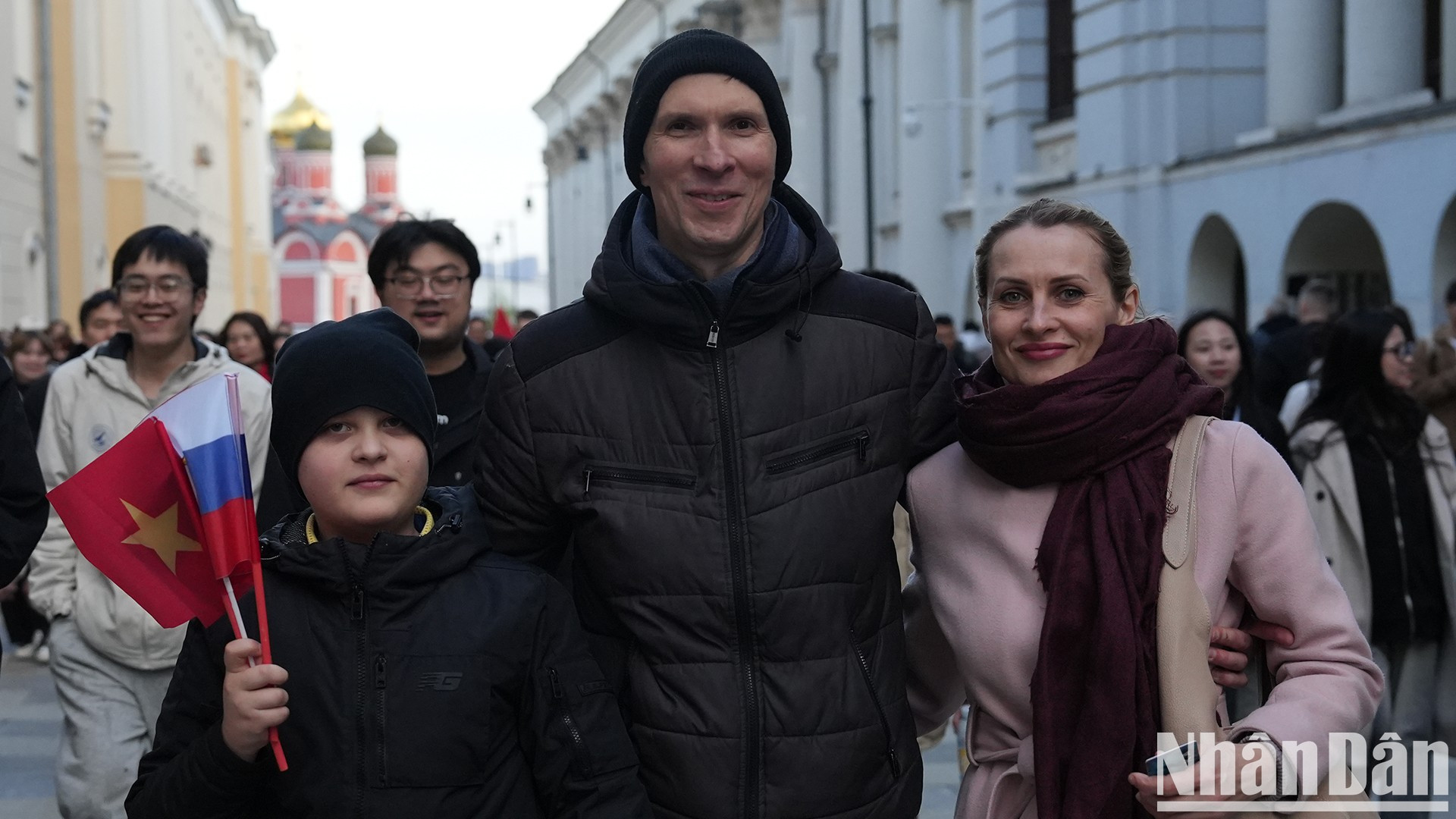 Alexey Ivanov dijo que realmente disfrutaba del ambiente animado y admiraba el patriotismo del pueblo vietnamita.