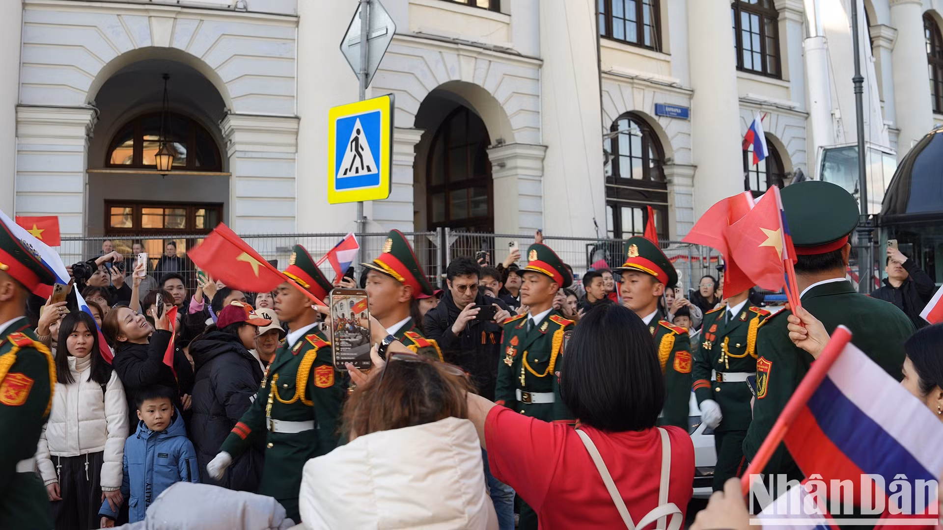 Los soldados se sienten conmovidos por los fuertes lazos entre el ejército y el pueblo vietnamita.