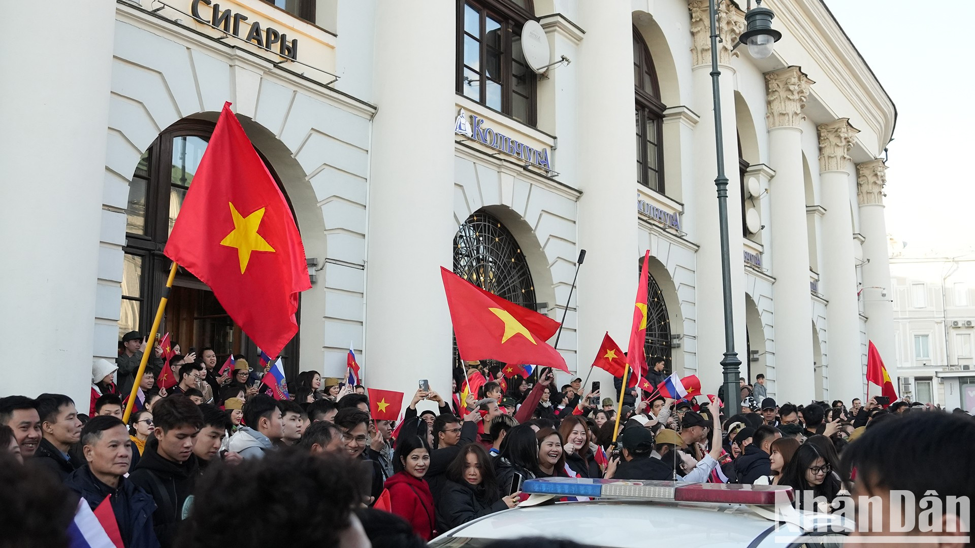 En consecuencia, tanto como el vehículo que transportaba al grupo de soldados se detiene, los vietnamitas los rodean y cantan la canción &quot;Como si el tío Ho estuviera aquí en el día de la Gran Victoria&quot;.